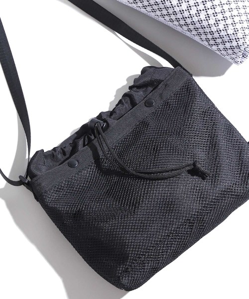 WEGO（ウィゴー）の「WEGO/巾着メッシュサコッシュ（ショルダーバッグ・レディース・ブラック/その他1・FREE）」の2枚目の写真