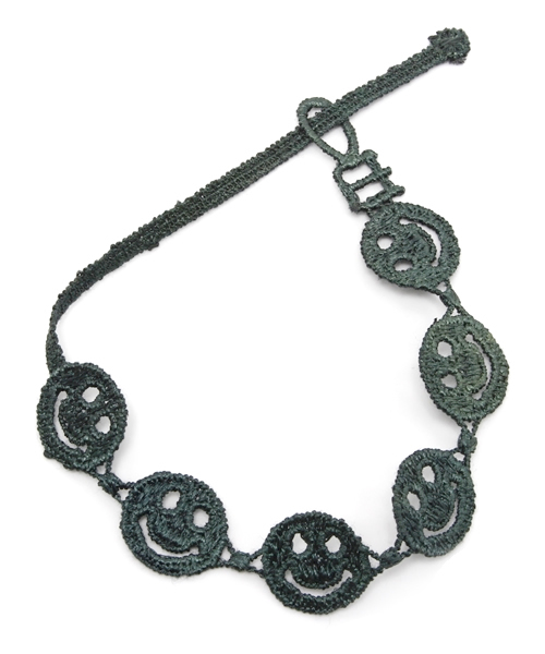 bpr BEAMS（ビーピーアール ビームス ）の「BEAMS / スマイル後染めブレス（ブレスレット・メンズ・グリーン/ブルー/ホワイト/グレー/ブラウン/ピンク/オレンジ/イエロー・ONE SIZE）」の3枚目の写真