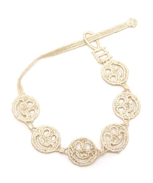 bpr BEAMS（ビーピーアール ビームス ）の「BEAMS / スマイル後染めブレス（ブレスレット・メンズ・グリーン/ブルー/ホワイト/グレー/ブラウン/ピンク/オレンジ/イエロー・ONE SIZE）」の2枚目の写真