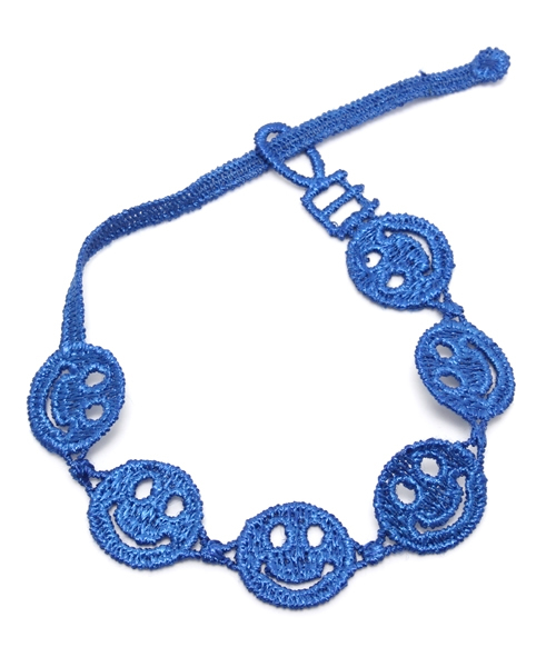 bpr BEAMS（ビーピーアール ビームス ）の「BEAMS / スマイル後染めブレス（ブレスレット・メンズ・グリーン/ブルー/ホワイト/グレー/ブラウン/ピンク/オレンジ/イエロー・ONE SIZE）」の5枚目の写真