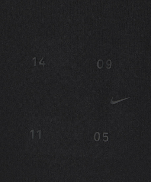 NIKE（ナイキ）の「NIKE / スポーツウェアテックパックTシャツ（Tシャツ/カットソー・メンズ・ブラック/オレンジ・MEDIUM/SMALL/LARGE/X-LARGE）」の3枚目の写真