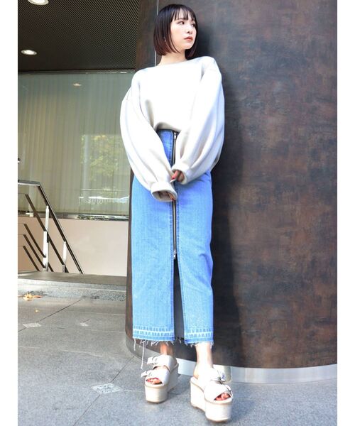 MURUA（ムルーア）の「フロントZIPタイトデニムスカート（デニムスカート・レディース・ブルー・1/2）」の2枚目の写真