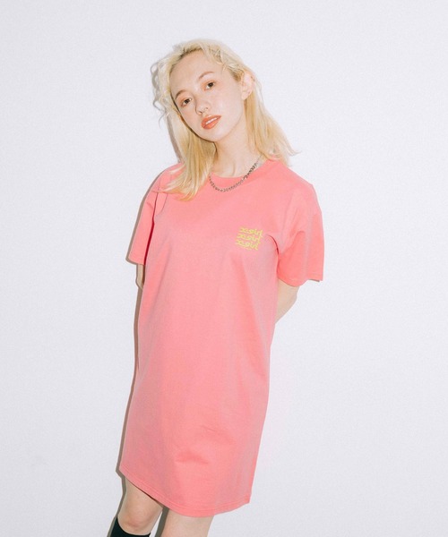 X-girl（エックスガール）の「GLOW LOGO S/S TEE DRESS（ワンピース・レディース・ホワイト/ブラック/ピンク・S/M）」の4枚目の写真