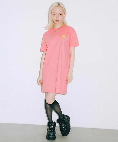 X-girl（エックスガール）の「GLOW LOGO S/S TEE DRESS（ワンピース・レディース・ホワイト/ブラック/ピンク・S/M）」の5枚目の写真
