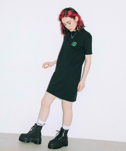 X-girl（エックスガール）の「GLOW LOGO S/S TEE DRESS（ワンピース・レディース・ホワイト/ブラック/ピンク・S/M）」の21枚目の写真