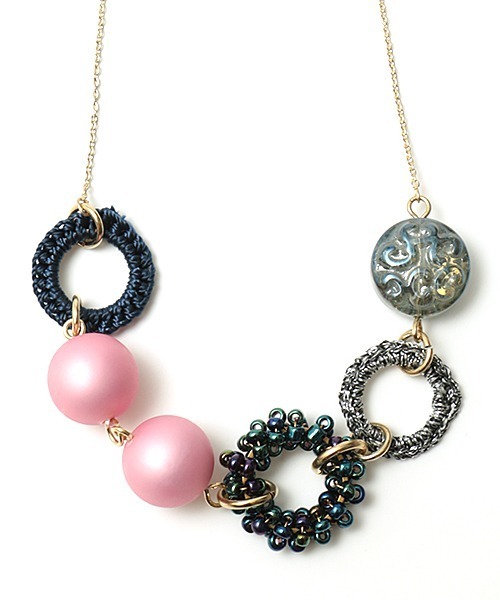 チチカカ(チチカカ)の「カラフルパーツネックレス(ネックレス・レディース・ベージュ/オレンジ/ネイビー・FREE)」の4枚目の写真