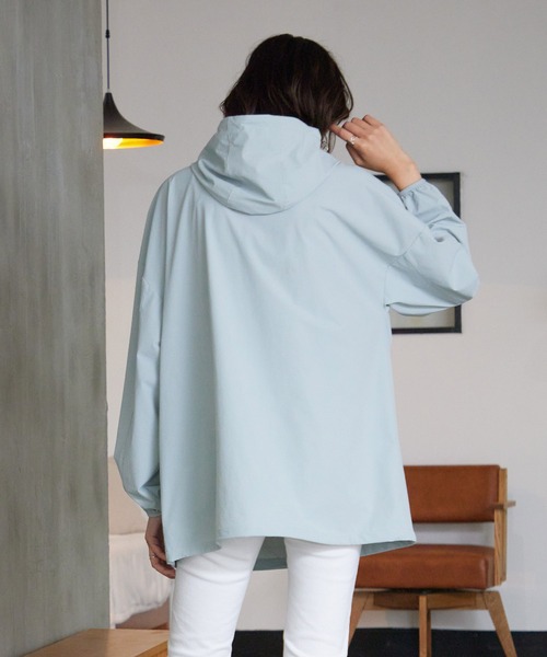 OMNES(オムネス)の「UV撥水ストレッチナイロンパーカー(ブルゾン・レディース・ブラック/ベージュ/ブルー系その他・MEDIUM/LARGE)」の12枚目の写真