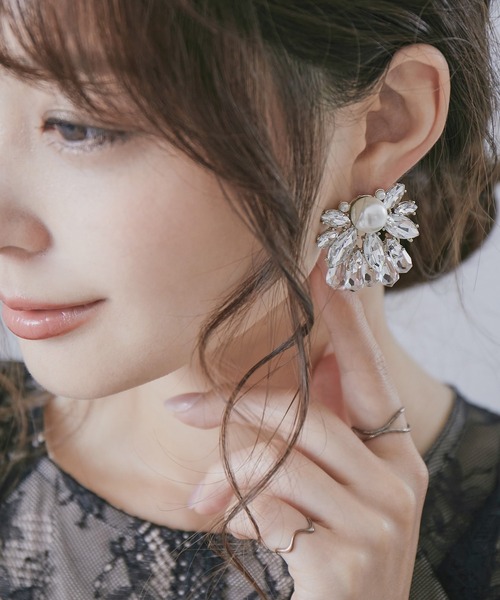 niana(ニアナ)の「シャルム パールビジュー パーティーイヤリング(イヤリング・レディース・クリア・FREE)」の2枚目の写真