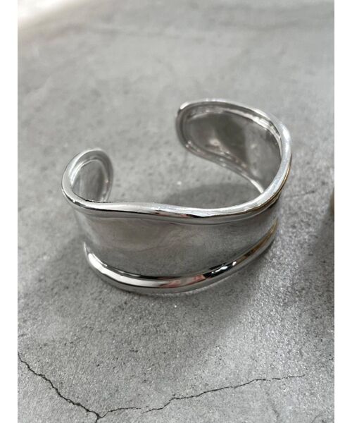 EMODA（エモダ）の「ボリュームワイドバングル（バングル/リストバンド・レディース・シルバー/ゴールド・FREE）」の2枚目の写真