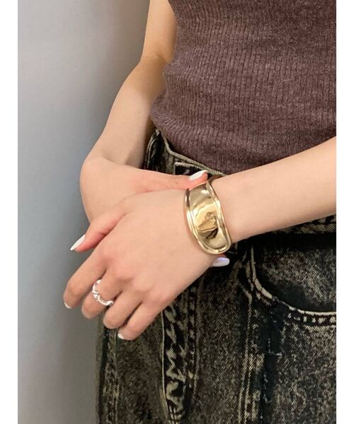 EMODA（エモダ）の「ボリュームワイドバングル（バングル/リストバンド・レディース・シルバー/ゴールド・FREE）」の3枚目の写真
