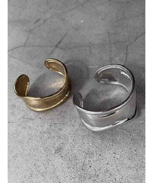 EMODA（エモダ）の「ボリュームワイドバングル（バングル/リストバンド・レディース・シルバー/ゴールド・FREE）」の8枚目の写真