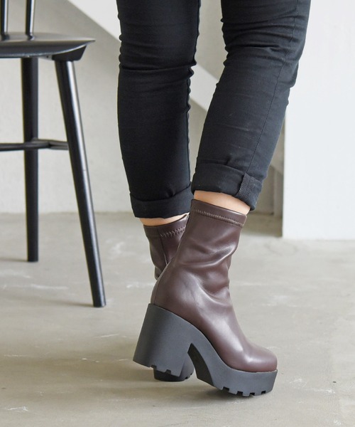 NOFALL（ノーフォール）の「ラウンドトゥ厚底プラットフォームストレッチショートブーツ（ブーツ・レディース・ブラック/グレイッシュベージュ/ダークブラウン・3L/SS/S/M/L/LL）」の3枚目の写真