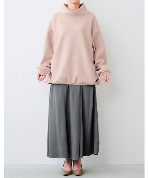 IEDIT（イディット）の「ＩＥＤＩＴ　小森美穂子さんコラボ　すそスピンドル遣い　きれいめダンボールカットソーのハイネックプルオーバー〈ピンクベージュ〉（Tシャツ/カットソー・レディース・ピンクベージュ・SMALL/MEDIUM/LARGE/X-LARGE/XX-LARGE/XXX-LARGE）」の5枚目の写真