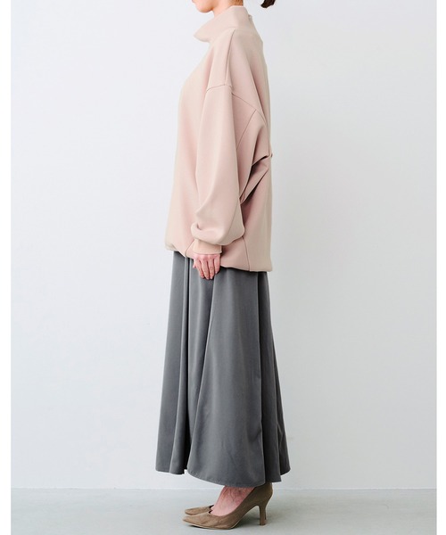 IEDIT（イディット）の「ＩＥＤＩＴ　小森美穂子さんコラボ　すそスピンドル遣い　きれいめダンボールカットソーのハイネックプルオーバー〈ピンクベージュ〉（Tシャツ/カットソー・レディース・ピンクベージュ・SMALL/MEDIUM/LARGE/X-LARGE/XX-LARGE/XXX-LARGE）」の11枚目の写真