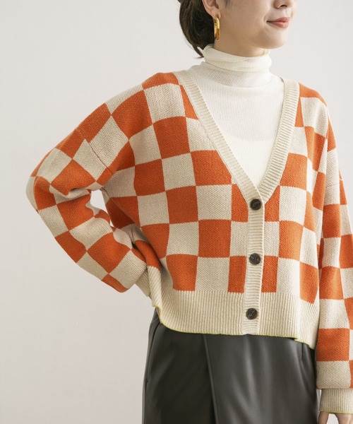 URBAN RESEARCH（アーバンリサーチ）の「チェッカーVネックカーディガン（カーディガン/ボレロ・レディース・ブルー系その他/オレンジ系その他・FREE）」の2枚目の写真