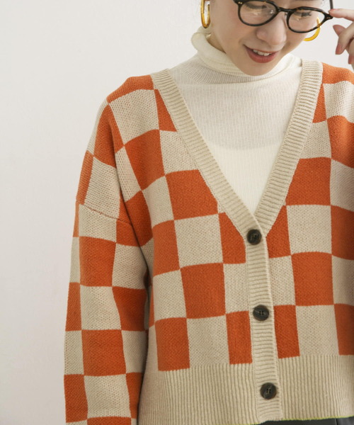 URBAN RESEARCH（アーバンリサーチ）の「チェッカーVネックカーディガン（カーディガン/ボレロ・レディース・ブルー系その他/オレンジ系その他・FREE）」の3枚目の写真