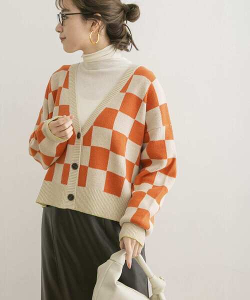 URBAN RESEARCH（アーバンリサーチ）の「チェッカーVネックカーディガン（カーディガン/ボレロ・レディース・ブルー系その他/オレンジ系その他・FREE）」の4枚目の写真