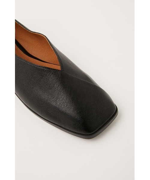 MOUSSY(マウジー)の「ANKLE STRAP FLAT パンプス(パンプス・レディース・オフホワイト/ブラック・MEDIUM/LARGE/SMALL)」の16枚目の写真