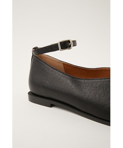 MOUSSY(マウジー)の「ANKLE STRAP FLAT パンプス(パンプス・レディース・オフホワイト/ブラック・MEDIUM/LARGE/SMALL)」の5枚目の写真