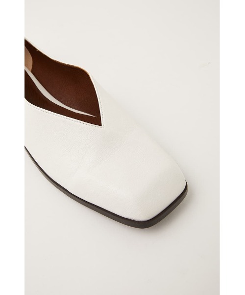 MOUSSY(マウジー)の「ANKLE STRAP FLAT パンプス(パンプス・レディース・オフホワイト/ブラック・MEDIUM/LARGE/SMALL)」の4枚目の写真