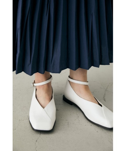 MOUSSY(マウジー)の「ANKLE STRAP FLAT パンプス(パンプス・レディース・オフホワイト/ブラック・MEDIUM/LARGE/SMALL)」の8枚目の写真