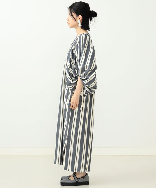 CAROLINA GLASER（カロリナ グレイサー）の「CAROLINA GLASER / ビッグスリーブ ストライプ ワンピース（ワンピース・レディース・ネイビー/ブラウン・ONE SIZE）」の13枚目の写真