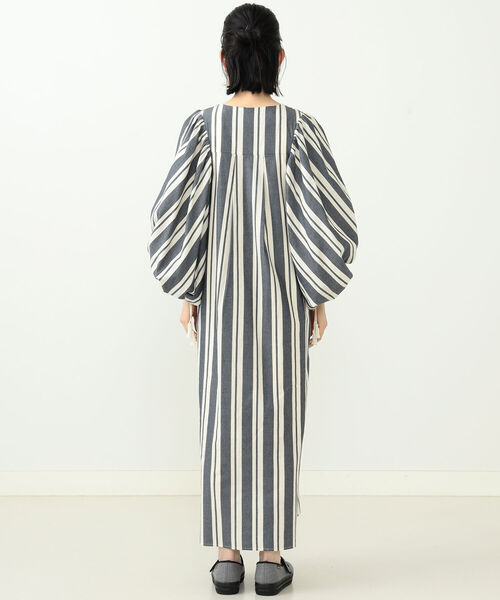 CAROLINA GLASER（カロリナ グレイサー）の「CAROLINA GLASER / ビッグスリーブ ストライプ ワンピース（ワンピース・レディース・ネイビー/ブラウン・ONE SIZE）」の7枚目の写真