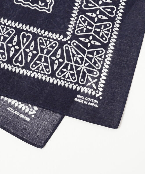 BEAMS（ビームス）の「BEAMS / バンダナ 幾何学模様（バンダナ/スカーフ・メンズ・ブラック/ネイビー・ONE SIZE）」の4枚目の写真