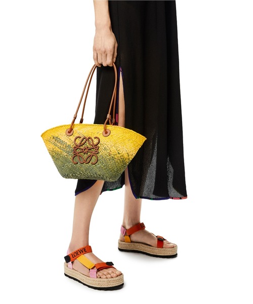 LOEWE（ロエベ）の「アナグラム バスケットバッグ (イラカヤシ＆カーフ)（かごバッグ・レディース・イエロー×グリーン・ONE SIZE）」の6枚目の写真