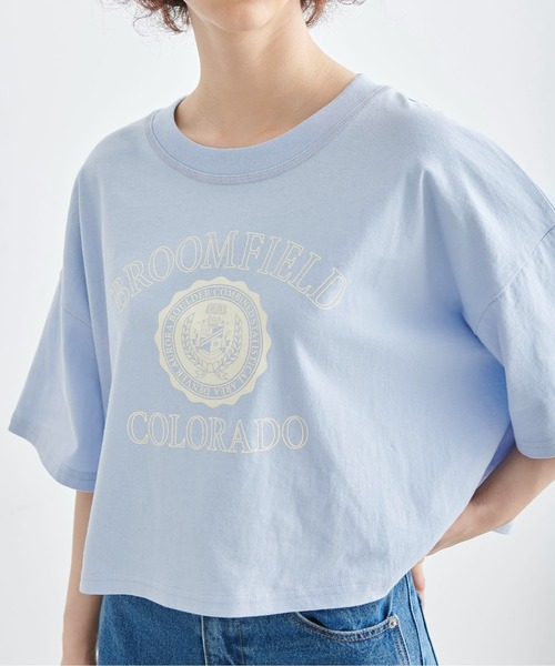FREE'S MART(フリーズマート)の「◆カレッジロゴショート丈Tシャツ(Tシャツ/カットソー・レディース・イエロー/ホワイト/ブルー・FREE)」の1枚目の写真