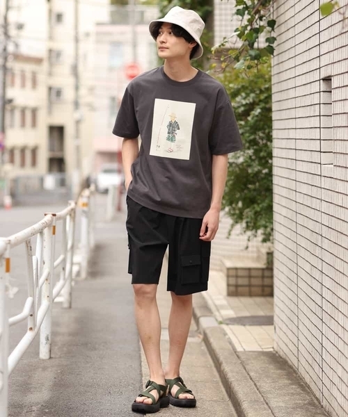 a.v.v(アーヴェヴェ)の「【コラボ】イラストレーターコラボワイドシルエットカットソー(Tシャツ/カットソー・メンズ・ホワイト/チャコールグレー・48/50/46/44)」の3枚目の写真