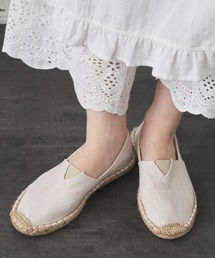 “エスパドリーユスリッポン”　　　　　　　　　　　　　　　　　　　　　　　　　　　　　　　　　　　　　　　　かかとを踏んでサンダルとしても使える、夏らしい素材のスリッポン