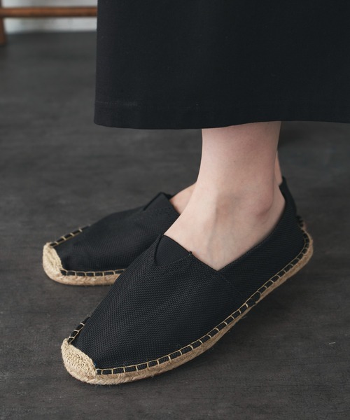 Libra Cue（リブラ キュー）の「“エスパドリーユスリッポン”　　　　　　　　　　　　　　　　　　　　　　　　　　　　　　　　　　　　　　　　かかとを踏んでサンダルとしても使える、夏らしい素材のスリッポン（スリッポン・レディース・ホワイト/ブラック・S/M/L）」の2枚目の写真