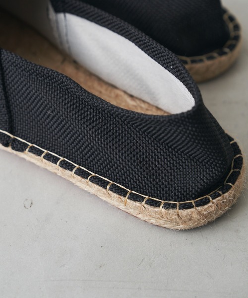 Libra Cue（リブラ キュー）の「“エスパドリーユスリッポン”　　　　　　　　　　　　　　　　　　　　　　　　　　　　　　　　　　　　　　　　かかとを踏んでサンダルとしても使える、夏らしい素材のスリッポン（スリッポン・レディース・ホワイト/ブラック・S/M/L）」の4枚目の写真