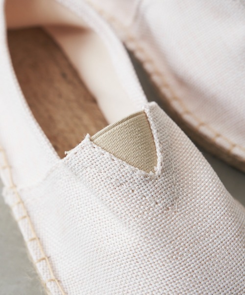 Libra Cue（リブラ キュー）の「“エスパドリーユスリッポン”　　　　　　　　　　　　　　　　　　　　　　　　　　　　　　　　　　　　　　　　かかとを踏んでサンダルとしても使える、夏らしい素材のスリッポン（スリッポン・レディース・ホワイト/ブラック・S/M/L）」の17枚目の写真