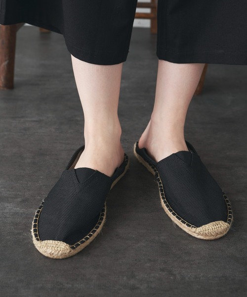Libra Cue（リブラ キュー）の「“エスパドリーユスリッポン”　　　　　　　　　　　　　　　　　　　　　　　　　　　　　　　　　　　　　　　　かかとを踏んでサンダルとしても使える、夏らしい素材のスリッポン（スリッポン・レディース・ホワイト/ブラック・S/M/L）」の3枚目の写真