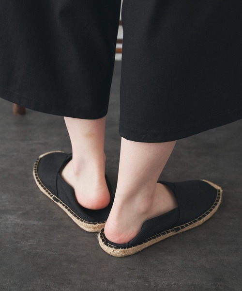Libra Cue（リブラ キュー）の「“エスパドリーユスリッポン”　　　　　　　　　　　　　　　　　　　　　　　　　　　　　　　　　　　　　　　　かかとを踏んでサンダルとしても使える、夏らしい素材のスリッポン（スリッポン・レディース・ホワイト/ブラック・S/M/L）」の19枚目の写真