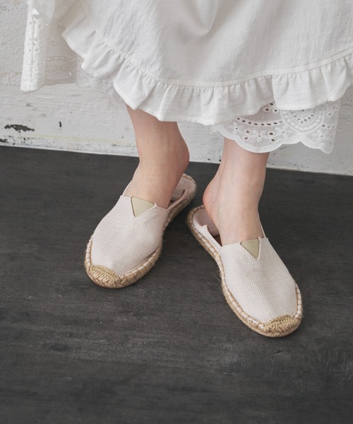 Libra Cue（リブラ キュー）の「“エスパドリーユスリッポン”　　　　　　　　　　　　　　　　　　　　　　　　　　　　　　　　　　　　　　　　かかとを踏んでサンダルとしても使える、夏らしい素材のスリッポン（スリッポン・レディース・ホワイト/ブラック・S/M/L）」の5枚目の写真