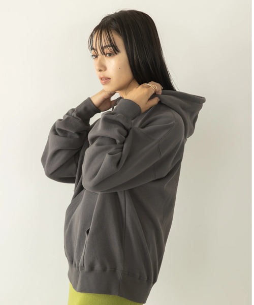 koe（コエ）の「ヴィンテージライクジェンダーレス裏起毛パーカー（パーカー・レディース・カーキ/ブルー/アイボリー/チャコールグレー・M/L/S）」の3枚目の写真