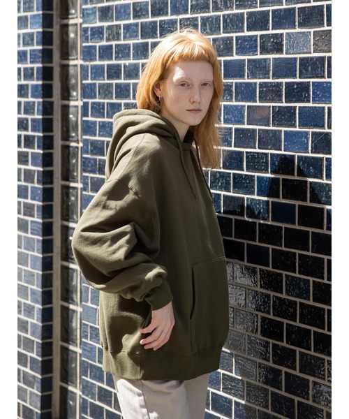 koe（コエ）の「ヴィンテージライクジェンダーレス裏起毛パーカー（パーカー・レディース・カーキ/ブルー/アイボリー/チャコールグレー・M/L/S）」の6枚目の写真