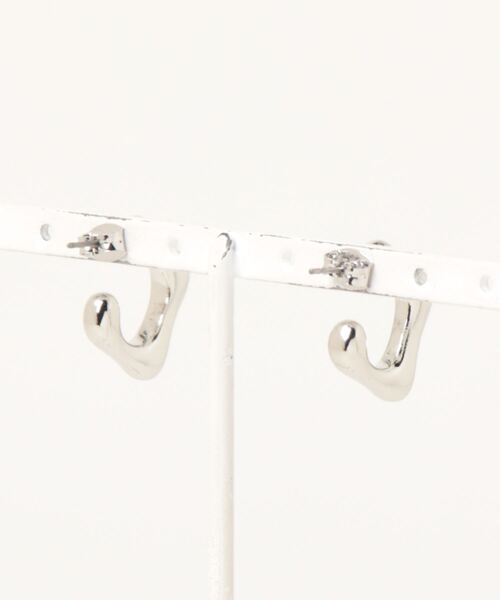 AZUL by moussy（アズールバイマウジー）の「ROUGH HOOP METAL EARRINGS/ラフフープメタルイヤリング（ピアス（両耳用）・レディース・ゴールド系その他/シルバー・FREE）」の3枚目の写真