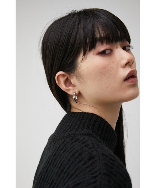 AZUL by moussy（アズールバイマウジー）の「ROUGH HOOP METAL EARRINGS/ラフフープメタルイヤリング（ピアス（両耳用）・レディース・ゴールド系その他/シルバー・FREE）」の4枚目の写真