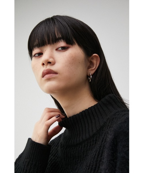 AZUL by moussy（アズールバイマウジー）の「ROUGH HOOP METAL EARRINGS/ラフフープメタルイヤリング（ピアス（両耳用）・レディース・ゴールド系その他/シルバー・FREE）」の5枚目の写真