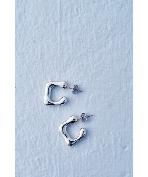AZUL by moussy（アズールバイマウジー）の「ROUGH HOOP METAL EARRINGS/ラフフープメタルイヤリング（ピアス（両耳用）・レディース・ゴールド系その他/シルバー・FREE）」の6枚目の写真