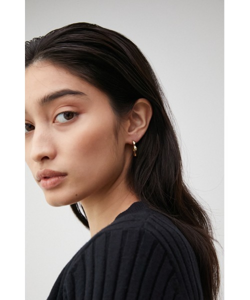 AZUL by moussy（アズールバイマウジー）の「ROUGH HOOP METAL EARRINGS/ラフフープメタルイヤリング（ピアス（両耳用）・レディース・ゴールド系その他/シルバー・FREE）」の11枚目の写真