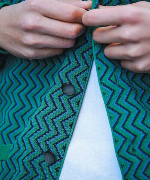 BEAMS（ビームス）の「BEAMS / ジグザグ ジャカード カーディガン（カーディガン/ボレロ・メンズ・レッド系その他6/グリーン・M/L/XL/S）」の10枚目の写真