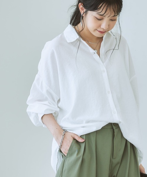 Soiunique（スワユニーク）の「ボリューム袖とろみ素材シャツ【ゆったりワンサイズ】（シャツ/ブラウス・レディース・グレイッシュベージュ/パープル/ライトカーキ/オフホワイト・FREE）」の2枚目の写真
