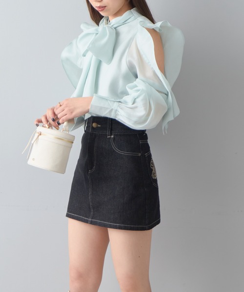 古布　2ウェイ　繭袋に刺し子(花びら、丸)ちょっぴり大人可愛い半袖ブラウス Chico（チコ）の「【2023SS】袖フリル肩開きボウタイブラウス