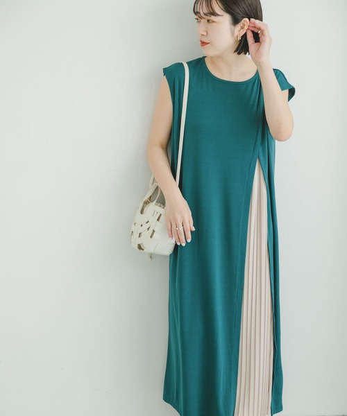 ITEMS URBANRESEARCH（アイテムズ アーバンリサーチ）の「プリーツドッキングワンピース（ワンピース・レディース・グリーン/ネイビー/キャメル・FREE）」の2枚目の写真