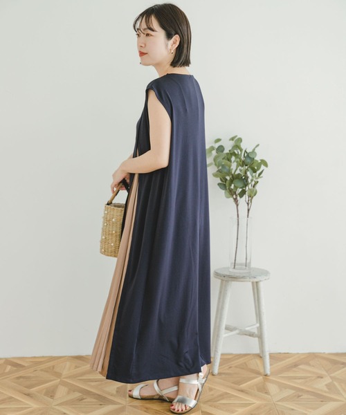 ITEMS URBANRESEARCH（アイテムズ アーバンリサーチ）の「プリーツドッキングワンピース（ワンピース・レディース・グリーン/ネイビー/キャメル・FREE）」の13枚目の写真